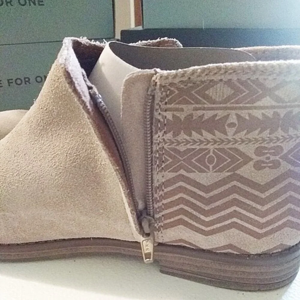 NIB Toms Deia Suede Ankle Boots Youth Size 5.5 MSRP $70